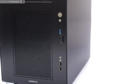 Rechts neben dem Front-Lufteinlass sitzt das I/O-Panel