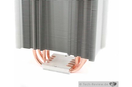 Der Kühlsockel mit seinen vier Heatpipes