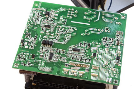 Eine Übersicht über die Unterseite des PCBs des Focus Plus Gold - einwandfreie Lötqualität. In der rechten Unteren Ecke sieht man die zwei schwarzen MOSFETs der synchronen Gleichrichtung