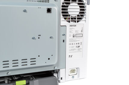 Hier kommt das Telefon- sowie das Stromkabel rein