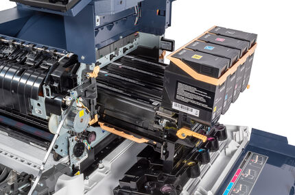 Der ganze Tonerwagen kann herausgezogen werden