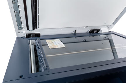 Den Ausweis auf das Glas gelegt