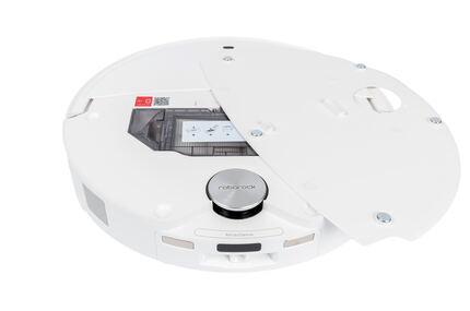 Die RetractSense-Ausbuchtung unter der Abdeckung und die Ladekontakte